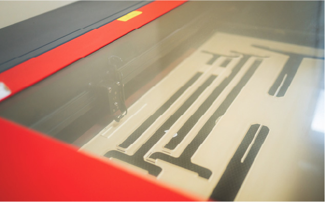  最新のレーザー加工機でカッティング